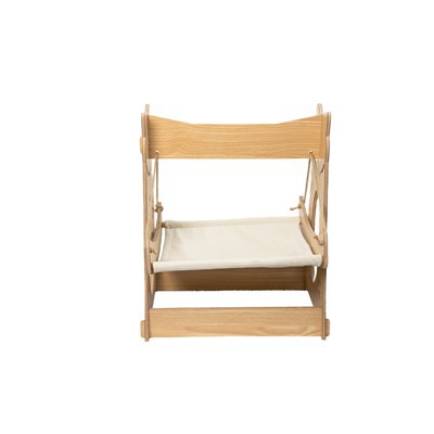 झूले के साथ बड़ी बिल्ली का पेड़